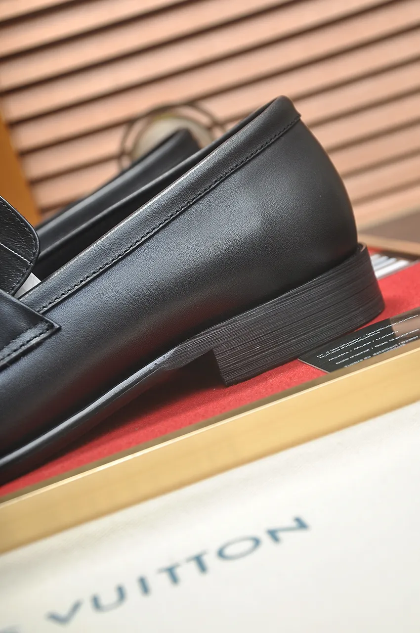 Men's men's shoes 💰540💶 [LV] (original single cowhide lining) 🍀LV's latest genuine leather business suit shoes are launched simultaneously on the official website. The first-layer cowhide imported from Italy is made of heavy gold, 💥official website 1:1 rubber outsole. Versatile to wear, high-end without losing class, and the color combination is extraordinary. This four-season style is alluring when worn on your feet, showing off your big-name flair. Standard code 38-45 (45 customized)
